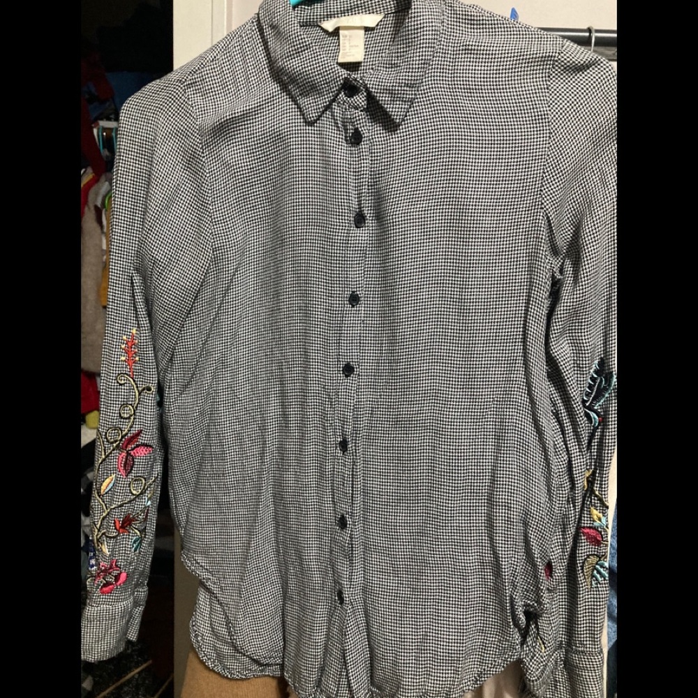 Button down black and white blouse